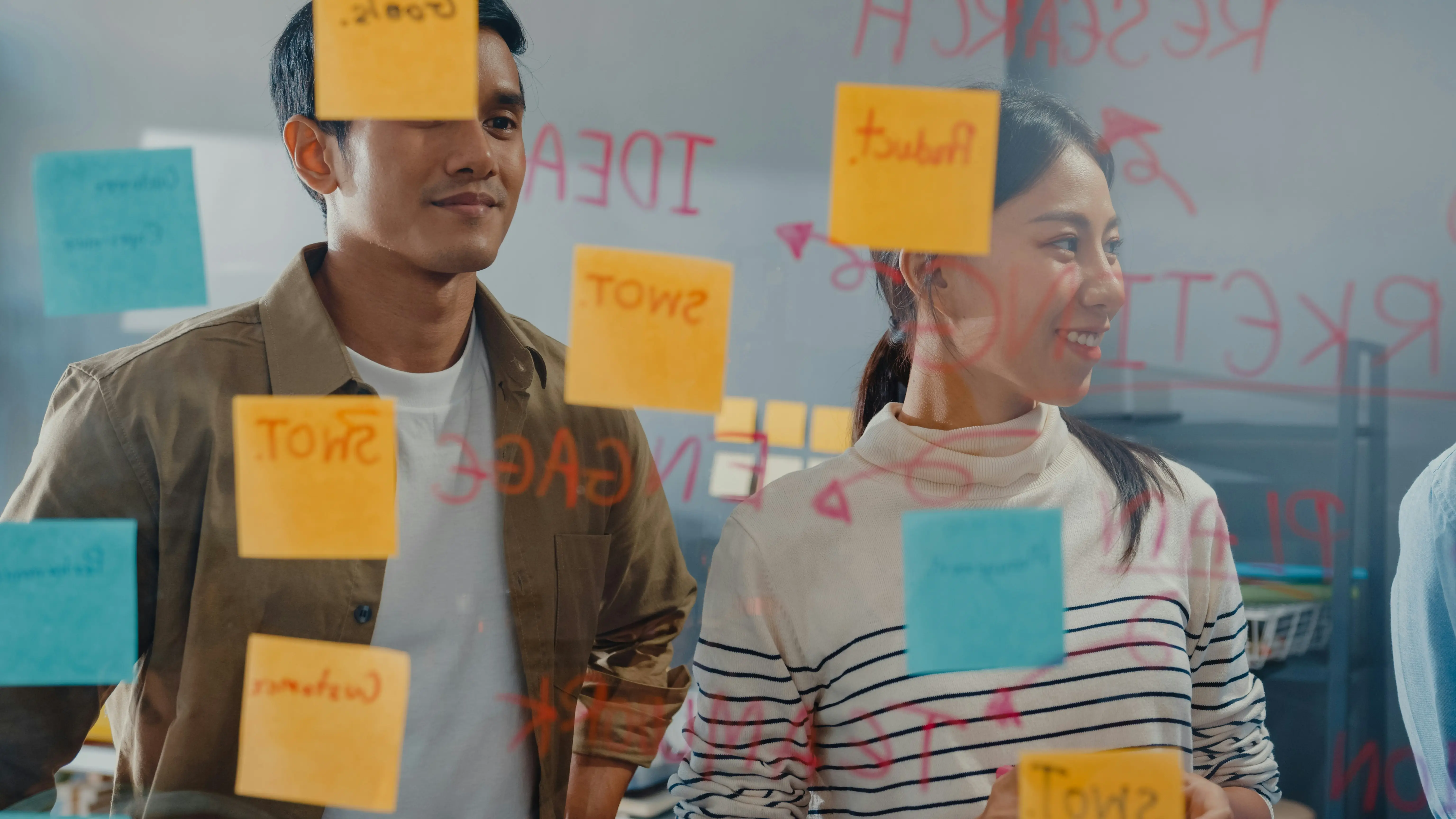 Mitarbeiter arbeiten mit Post-Its einen Überblick über das große Bild im Change heraus